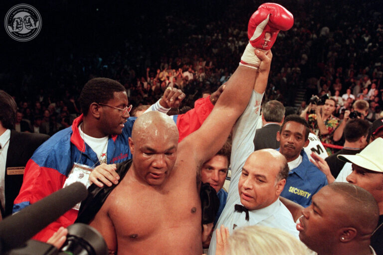George Foreman: Juara Dunia Kelas Berat Tertua yang Menginspirasi Dunia Tinju