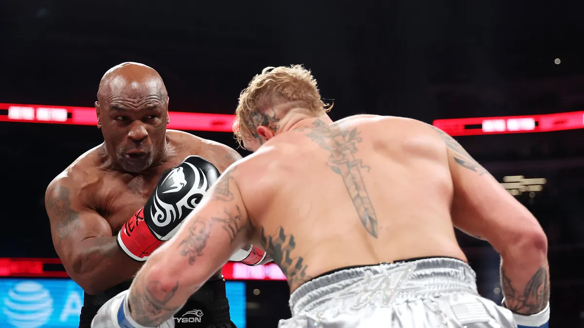 Jake Paul Menang Mutlak Atas Mike Tyson, Tapi Hindari KO: Pertarungan Sarat Emosi