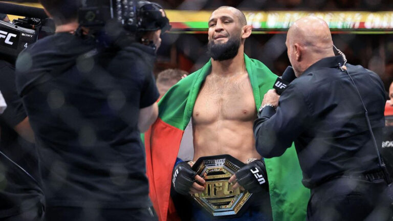 Sukses Juara UFC, Khamzat Chimaev Bawa Bendera Palestina dan Teriak Allahu Akbar