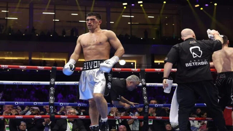 Hindari Mandatory, Dmitry Bivol Dipaksa WBO Serahkan Bukti Cedera