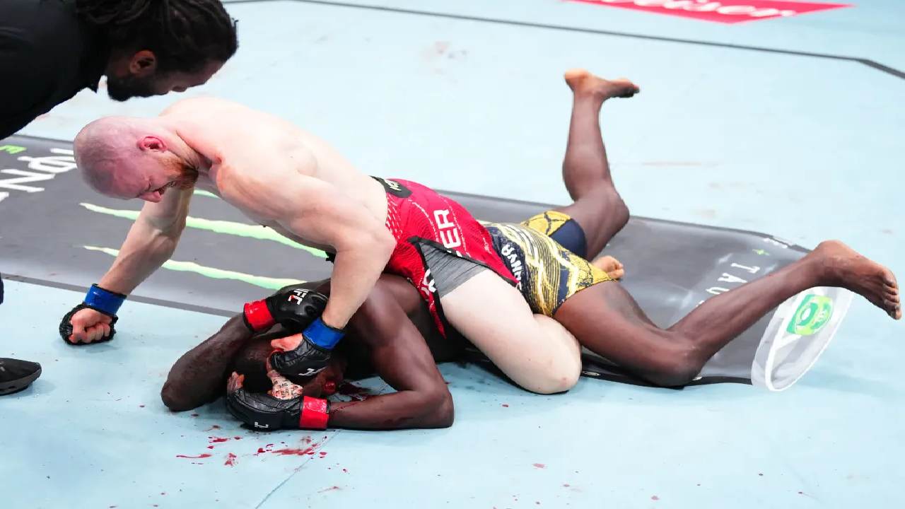 Matt Brown 'Bimbang' Soal Masa Depan Israel Adesanya Setelah 4 Kekalahan Berturut-turut